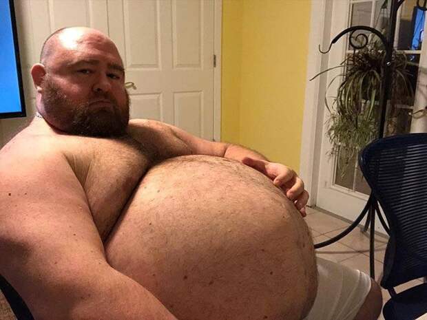 Этот 226-килаграммовый мужчина, чтобы поддерживать свой круглый живот, съедает ежедневно около 10 тыс. калорий.