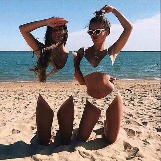 Девушки в прозрачных купальниках
