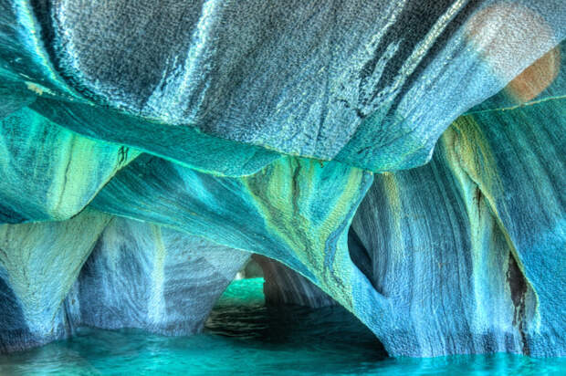 Пещеры из мрамора в Чили.