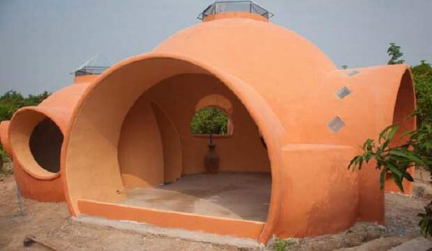 Мужчина из бетонных блоков построил дом своей мечты, хотя его бюджет был ограничен: фото внутри и снаружи