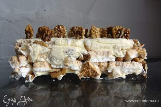 Разные по структуре кусочки меренги добавляют торту своеобразный вкус, а орехи приятно оттеняют сладость сливочного крема. Разные по структуре кусочки меренги добавляют торту своеобразный вкус, а орехи приятно оттеняют сладость сливочного крема.