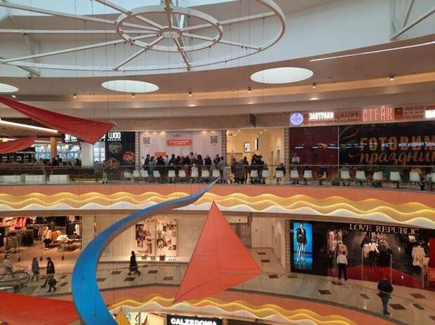 Американская компания решила уйти из петербургской «Галереи»