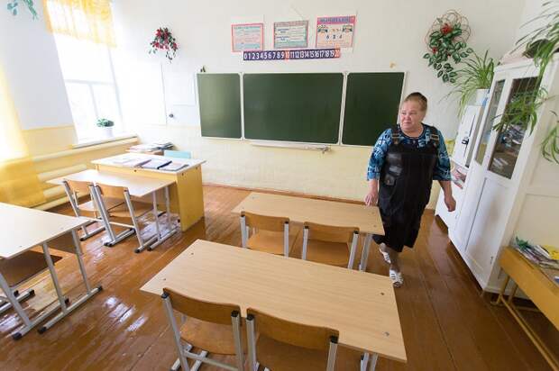 В деревенской школе всего три класса, в которых учатся четверо детей (Султаново, Челябинская область). 
