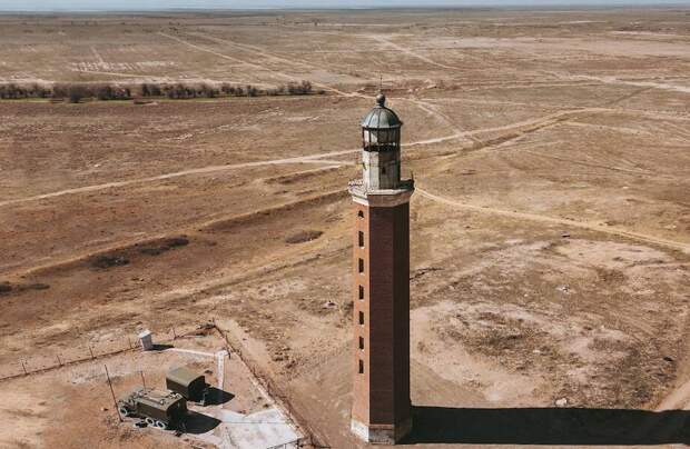 Почему посреди степи в Астраханской области стоит маяк