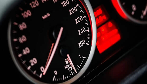 На 90-м км МКАД в ДТП перевернулся грузовик