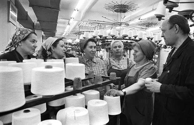 На фото: сотрудницы во время производства туалетной бумаги, 1981 год