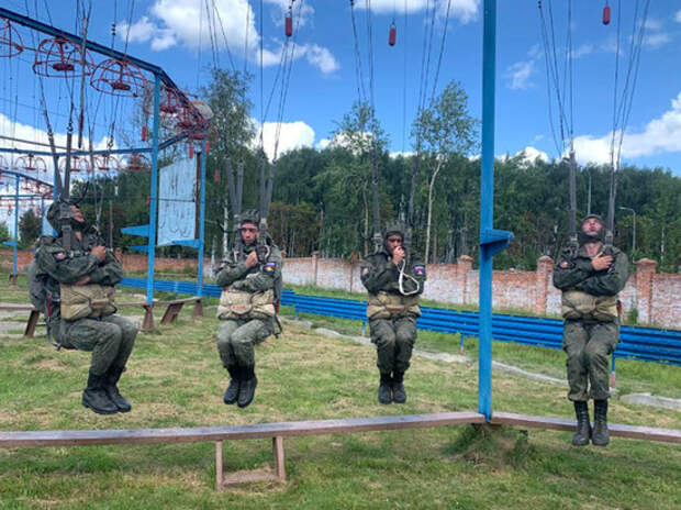 Десантники рассказали о подготовке к первому прыжку с парашютом