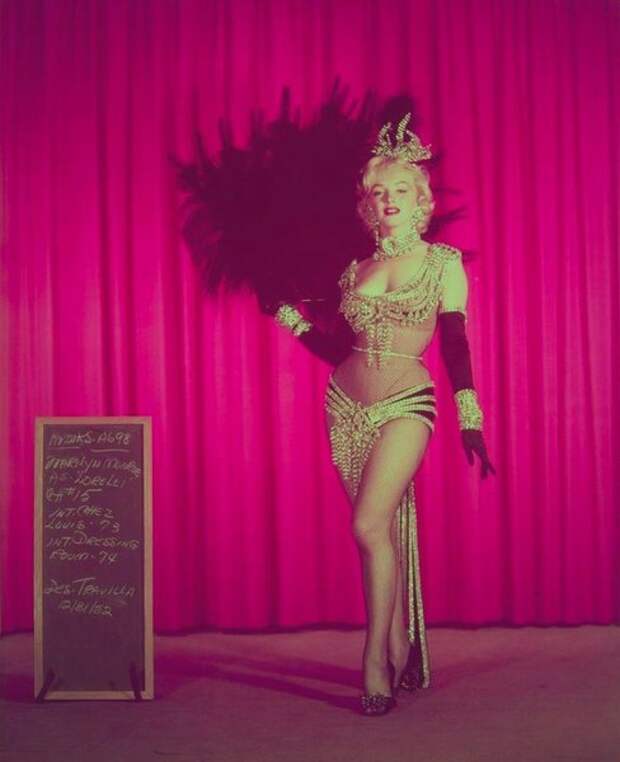 Мэрилин Монро на примерке гардероба для фильма "Джентльмены предпочитают блондинок" (1953)