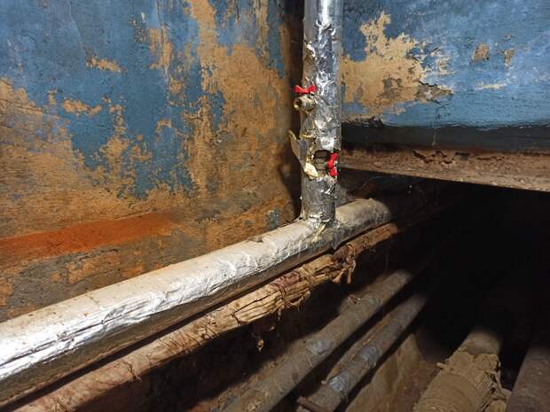 В домах на Маршала Захарова в новогоднюю ночь лилась грязная вода