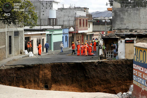 Гватемала. Сан-Антонио. 23 февраля 2007 года. Карстовая воронка, образованная коллапсом канализации. (AP Photo/Moises Castillo)