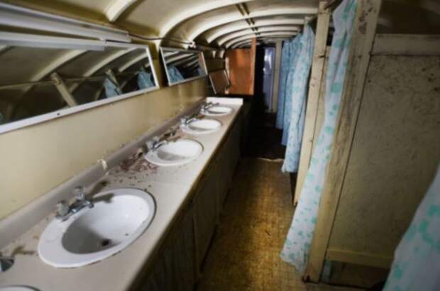 В бункере есть туалеты и душевые кабинки (Ark Two, Канада). | Фото: directexpose.com.