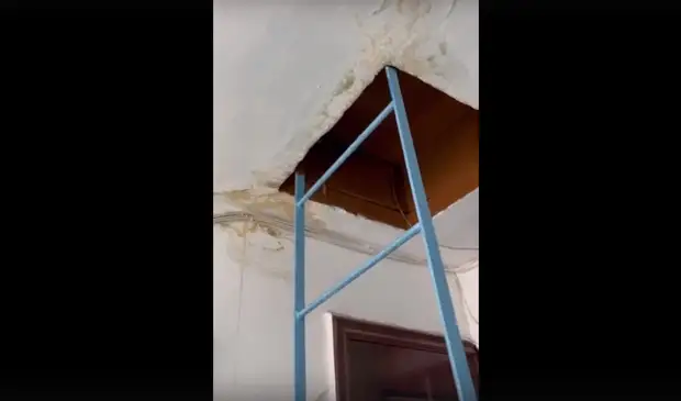 В Берёзовском из-за протекающей крыши затопило подъезд жилого дома