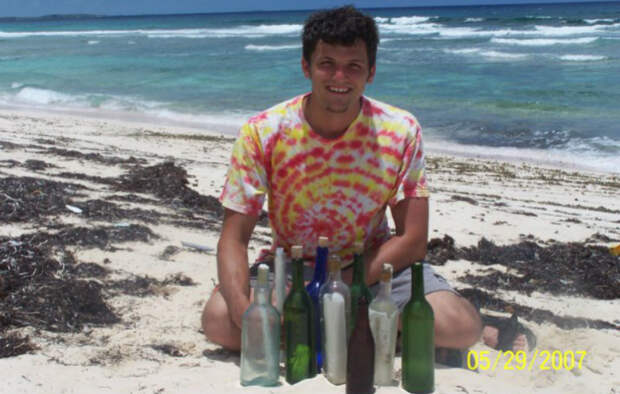 Американец бросил работу, чтобы бродить по пляжам и искать записки в бутылках