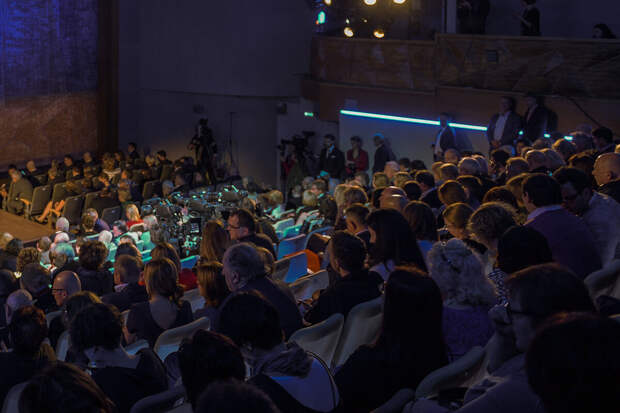 Спектакль "Бой с тенью" отменили из-за отравления артистов