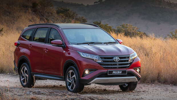 Toyota rush. «Третья» Toyota Rush, представленная год назад, только кажется большой. Длина компакта — 4435 мм, колёсная база — 2685. Невооружённым глазом видно, какая машина узкая (1695 в ширину). Кстати, у Раша есть близнец Daihatsu Terios, но малайзийцам приятнее думать, что для них перелицевали Тойоту.