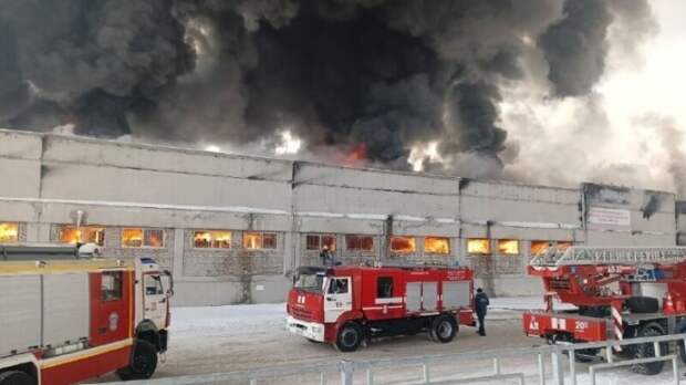 Площадь пожара на складе в Красноярске увеличилась до семи тысяч квадратных метров