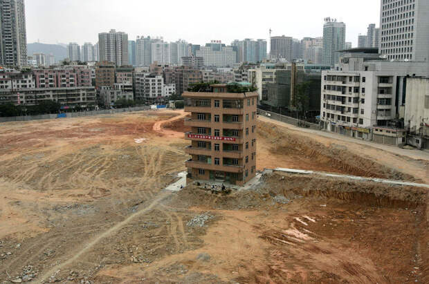 Шестиэтажное здание на строительной площадке будущего финансового центра в центральном районе города Шэньчжэнь