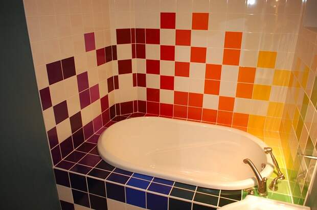 Интересное декорирование ванной комнаты при помощи очень интересного и яркого одновременно кафеля.