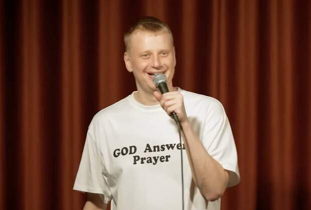 Уехавший в Европу популярный комик пожаловался на аннулированные визы