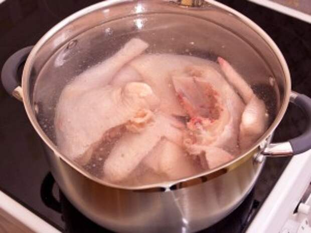 Сколько варить курицу для супа после. Курица варится. Варка курицы. Курица в воде в кастрюле. Курица варица.