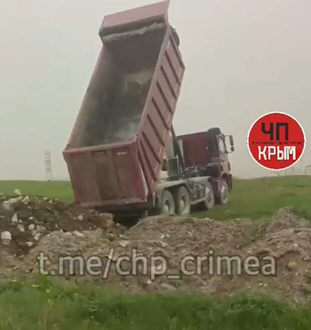 В селе под Симферополем строительный мусор выбрасывают на Скифский курган