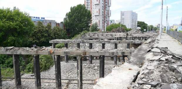 Рабочие в Барнауле продолжают разбирать мост у Нового рынка