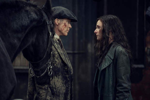 Российские кинотеатры начали показывать фильм "Острые козырьки: Бессмертный"