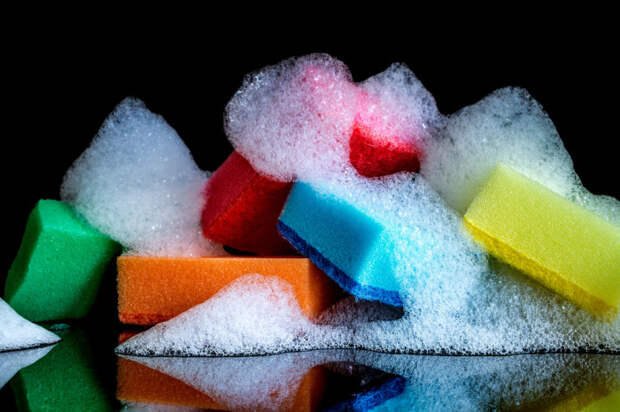 Освежить кухонные губки и тряпочки можно в солевом растворе / Фото: Яндекс.Новости