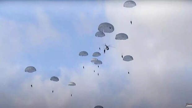 Двое российских военнослужащих погибли в пятницу в ходе парашютного десантирования в Белоруссии. Об этом...