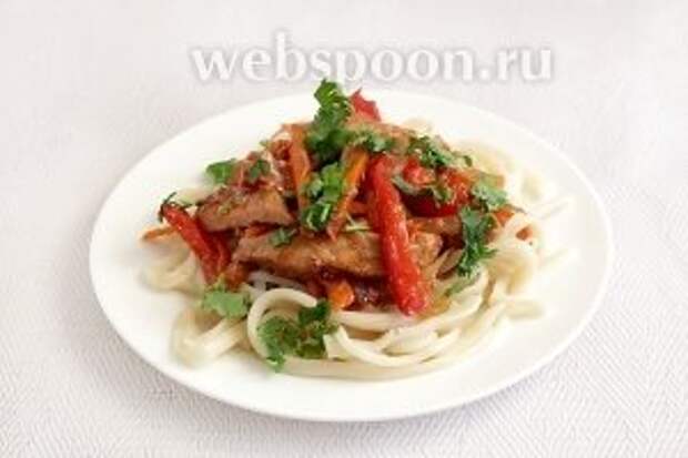 Подать можно 2 способами: выложить мясо с овощами на отваренную лапшу или смешать лапшу с мясом и овощами. Посыпать готовое блюдо зеленью для свежести и красоты. Приятного аппетита!