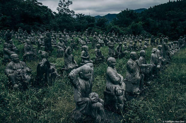 Самый жуткий парк Японии: 800 каменных статуй были найдены в заброшенном парке для отдыха