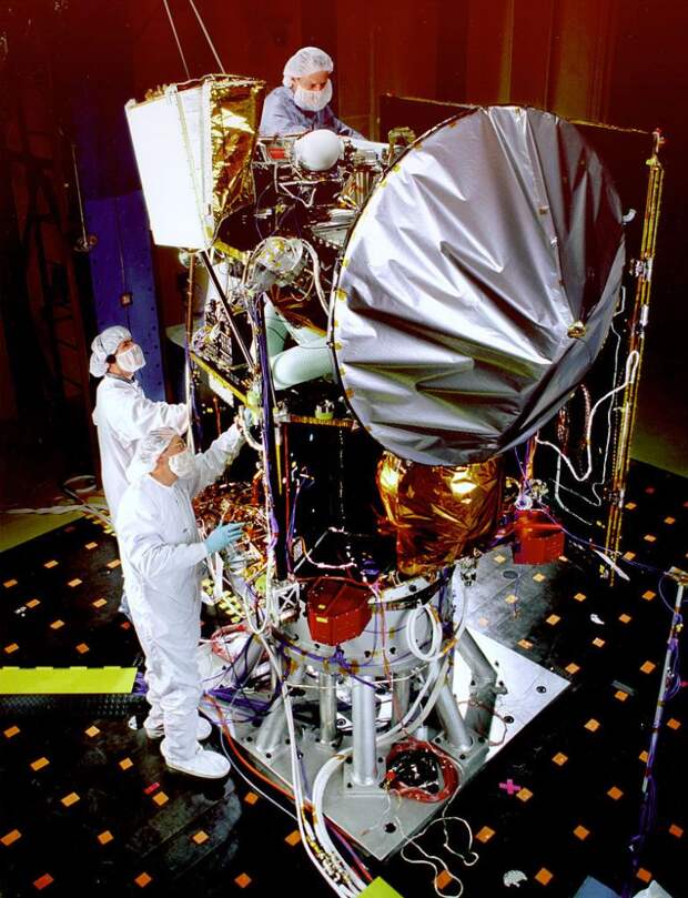 784px-Mars_Climate_Orbiter_during_tests.jpg