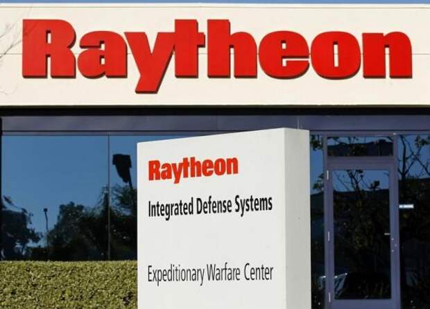 One of Raytheon's Integrated Defense buildings is seen in San Diego, California January 20, 2011.  REUTERS/Mike Blake