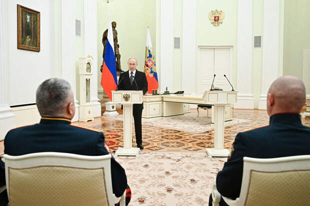 Путин вручил "Золотую звезду" заместителю командующего войсками ЦВО Дарбиняну