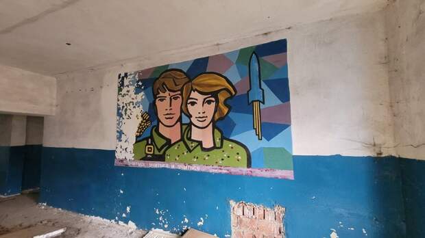 Это огромная, заброшенная деревня Мордовии. Здесь остались сотни брошенных домов и на десятки километров ни одной живой души. Люди покинули это место совсем недавно и масштаб просто потрясает.-29-2