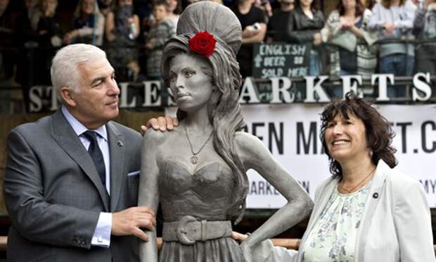Amy Winehouse statue unveiled in London