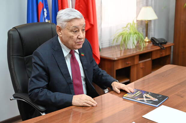 Уроженец Казани подарил Фариду Мухаметшину книгу о «Динамо-Ак Барс»