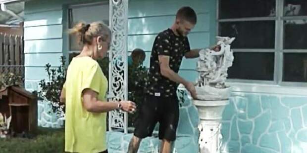 Женщина не осталась в стороне, когда пожилую соседку выселяли из дома, в котором она прожила 35 лет, и сделала ей подарок