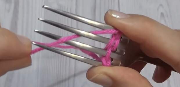 Удивительный трюк с вилкой: крутая идея для ручной вышивки
