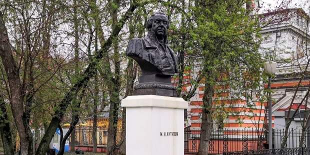 В Москве начали подготовку к реставрации памятника Кутузову у музея«Кутузовская изба». Фото: Пресс-служба Департамента культурного наследия города Москвы