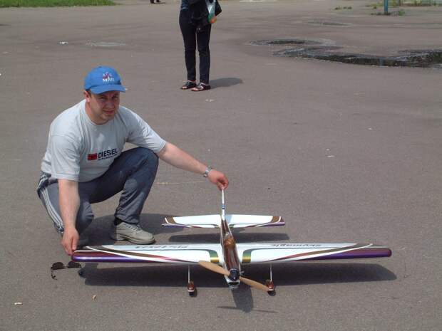Виктор Прядка с моделью самолета/из личного архива