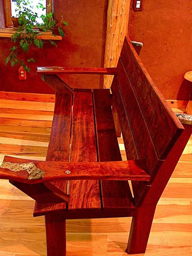 Эксклюзивная скамья для дома, красивая мебель из дерева, авторская лавка домашняя дизайнерская фотография на картинке