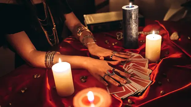 «Мода возвращается»: зачем люди обращаются к гадалкам и к чему это может привести