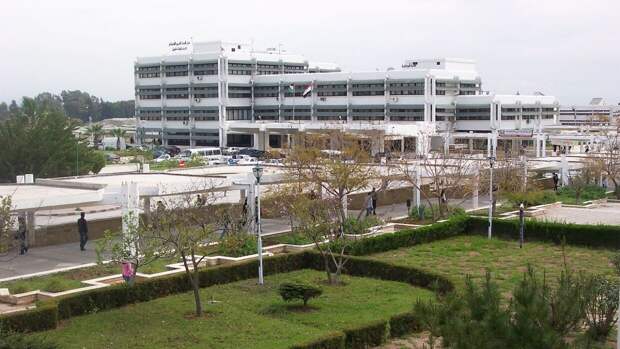 Асад поддерживает студентов, возвращая образование в Сирии на довоенный уровень Здание университета «Тишрин» в Латакии