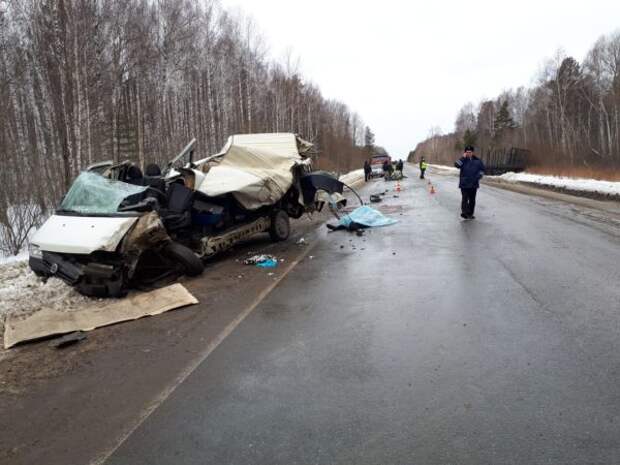 грузовик врезался в пассажирский автобус