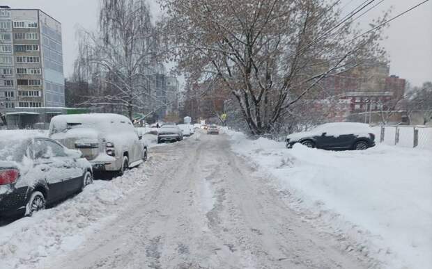 В Рязани не могут убрать снег из-за брошенных на обочинах машин
