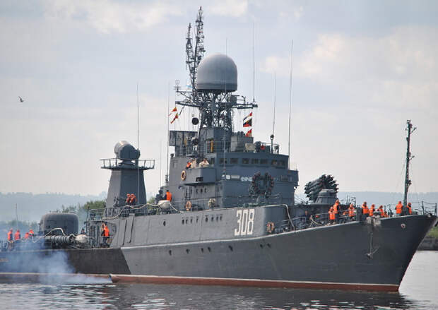 Противолодочный корабль Балтийского флота  уничтожил безэкипажные катера условного противника