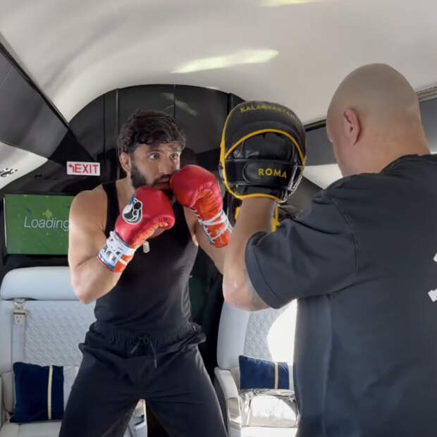 Боец UFC Царукян потренировался в частном джете во время полета