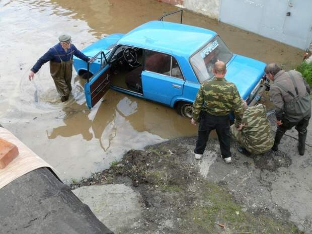 Как спасали автомобили из затопленных гаражей Как спасали автомобили из затопленных гаражей