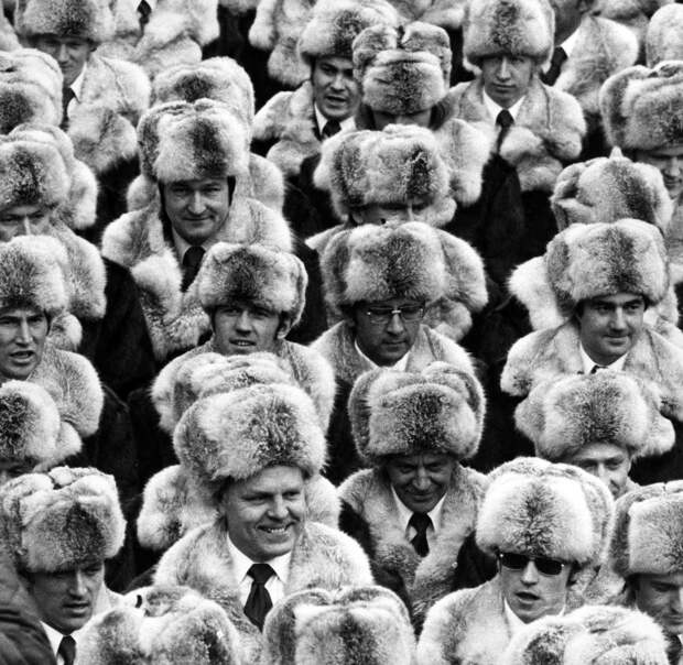 В чем выступали российские атлеты за всю историю современных Олимпийских игр